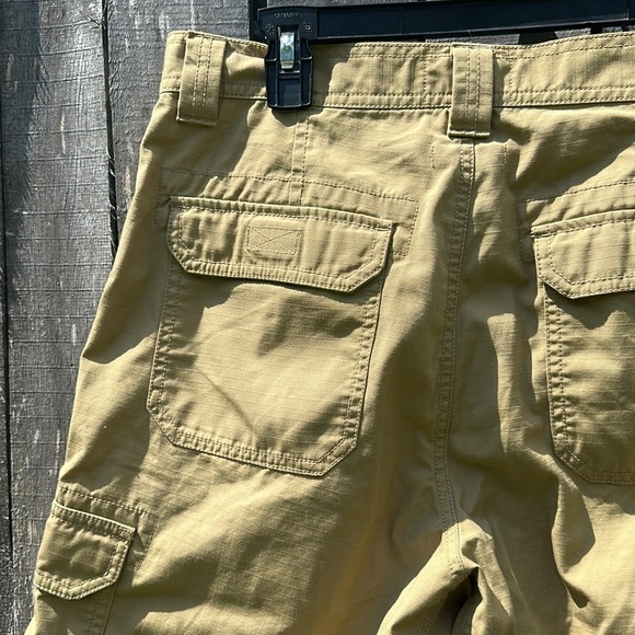 The North Face Shorts size 32 - Picture 8 of 8